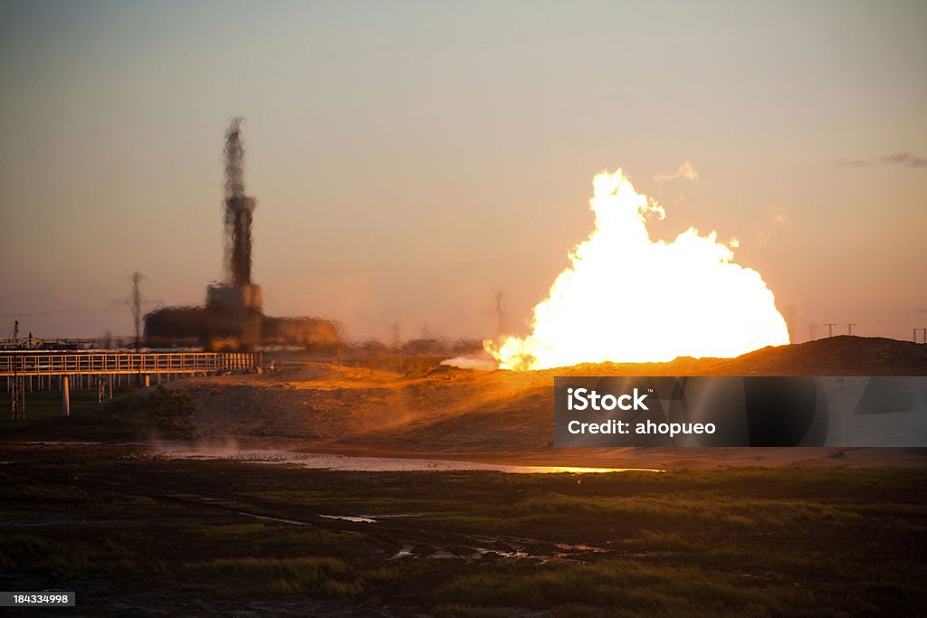 Chama de gás na frente de Exploração Petrolífera - Royalty-free Campo Petrolífero Foto de stock