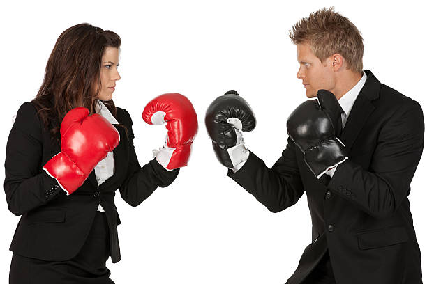 negocios excutives combates en guantes de boxeo - boxing caucasian men business fotografías e imágenes de stock