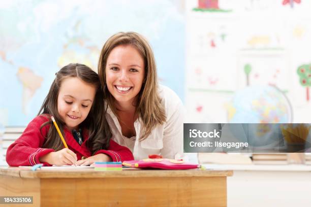 Niña En Edad Escolar Y Maestro Foto de stock y más banco de imágenes de 30-39 años - 30-39 años, 4-5 años, 6-7 años