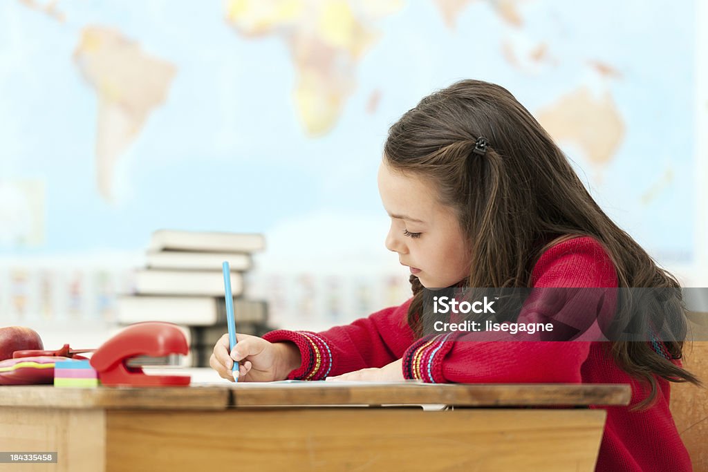 Little girl drawing - Foto de stock de 6-7 años libre de derechos