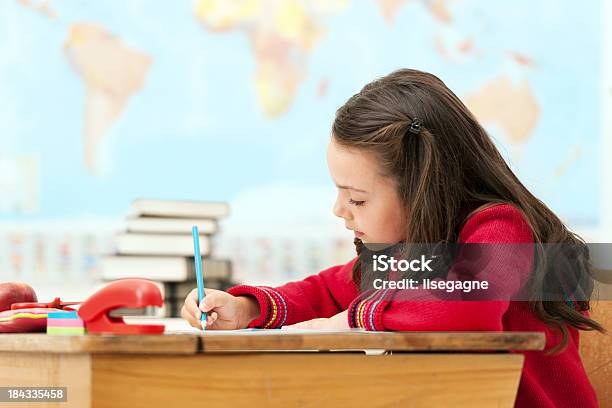 Little Girl Drawing Foto de stock y más banco de imágenes de 6-7 años - 6-7 años, Deberes, Niñas