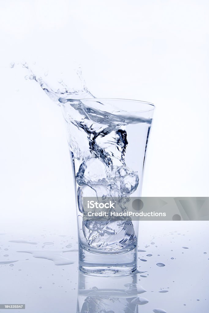 Agua en el vaso con hielo cube falling - Foto de stock de Actividad libre de derechos
