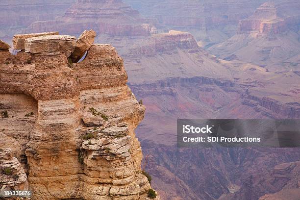 Equilibrado Roca Roja Mirando Sobre El Gran Cañón Foto de stock y más banco de imágenes de Acantilado - Acantilado, Aire libre, Aislado