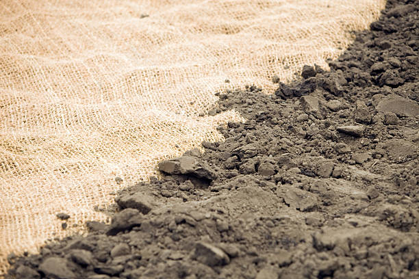 coir erosión edredón de pluma y la suciedad de paisaje - lucha contra la erosión fotografías e imágenes de stock