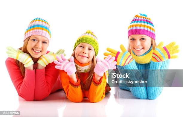 Drei Mädchen In Farbenfrohen Strickjacken Sie In Die Kamera Blickt Stockfoto und mehr Bilder von Ausgestreckte Arme