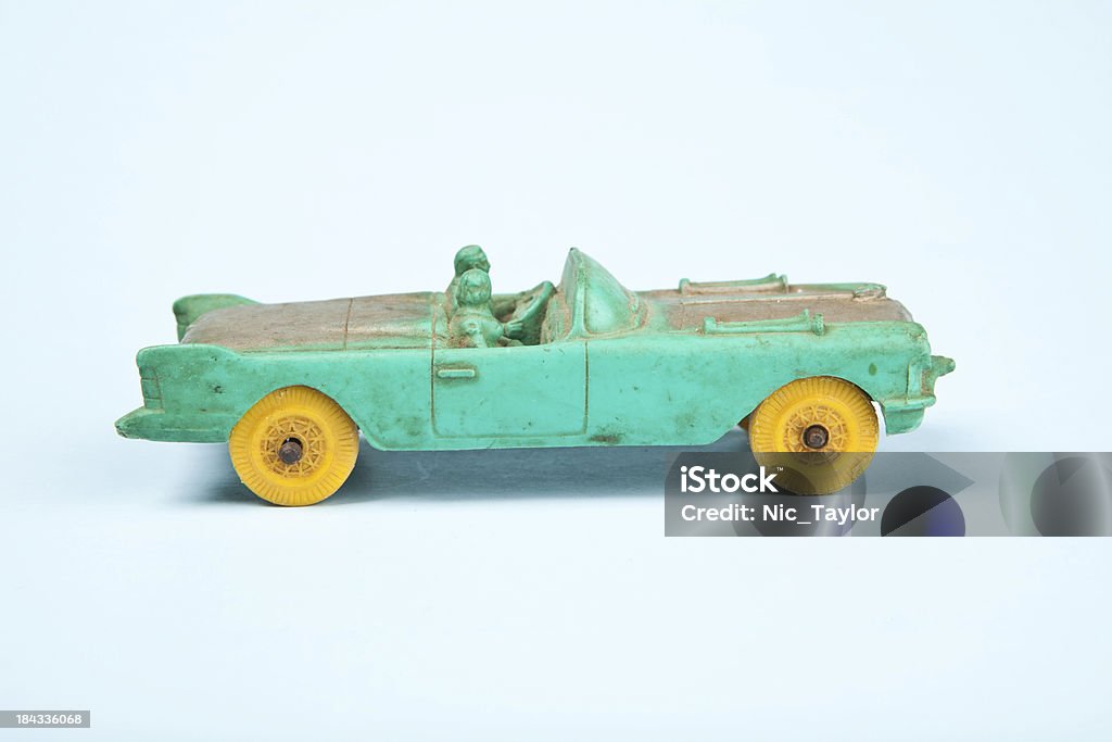 Vintage zielony samochód na niebieski - Zbiór zdjęć royalty-free (Fotografika)