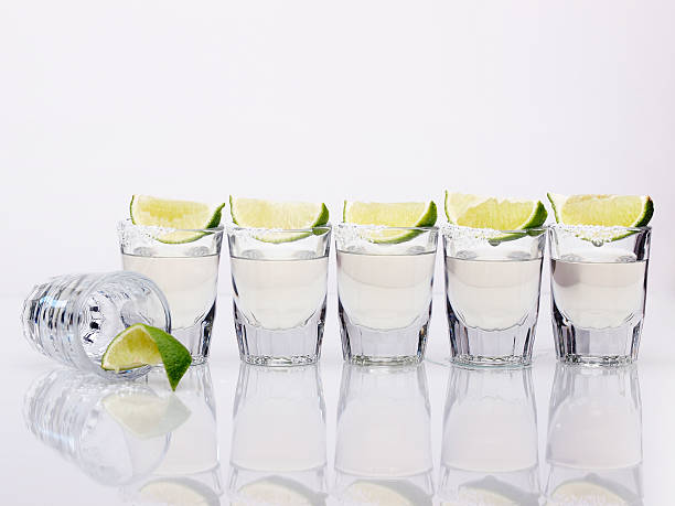 tequila 촬영 연속 - tequila shot 뉴스 사진 이미지