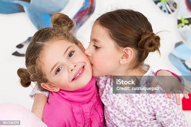Felizes Amigos Divertirse No Parque De Diversõesfotografia De Estúdio - Fotografias de stock e mais imagens de 4-5 Anos
