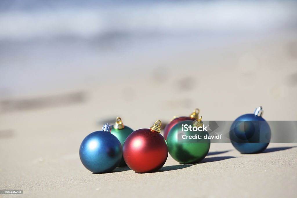 Las decoraciones de Navidad en la playa - Foto de stock de Navidad libre de derechos