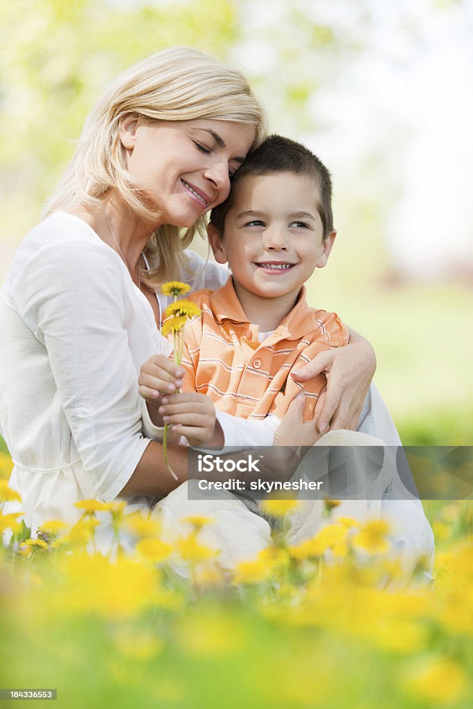 Little son sesión de entrenamiento en la madre. - Foto de stock de Abrazar libre de derechos