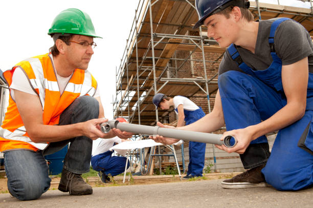 treino de um encanador. estagiário fazer anotações. - trainee education construction worker plumber - fotografias e filmes do acervo