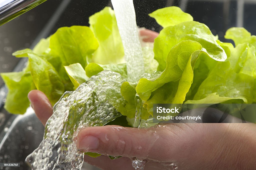 Womans Hände waschen Salat Blätter - Lizenzfrei Waschen Stock-Foto