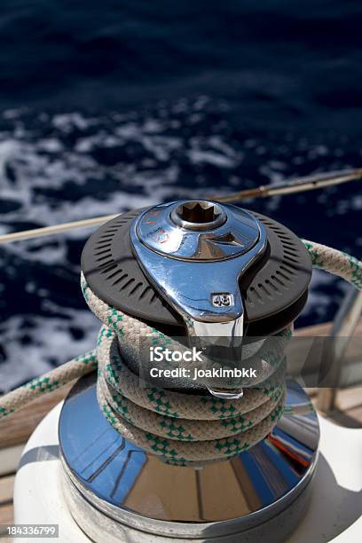 Foto de Vela De Barco Winch Com Calça Comprida Corda e mais fotos de stock de Arrumado - Arrumado, Aço, Aço Inoxidável