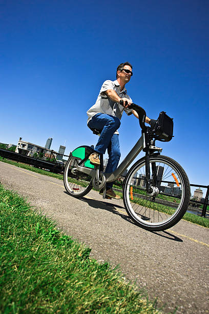 A andar de bicicleta na cidade de trabalho - fotografia de stock