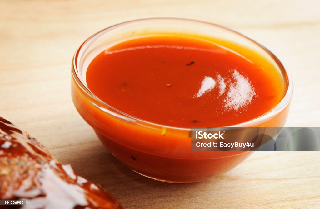 Пикантный соус барбекю - Стоковые фото Горшочек для запекания роялти-фри