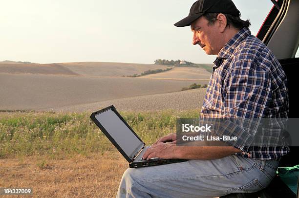 Rolnik Z Komputera W Countryside - zdjęcia stockowe i więcej obrazów Agronom - Agronom, Aktywni seniorzy, Biznes