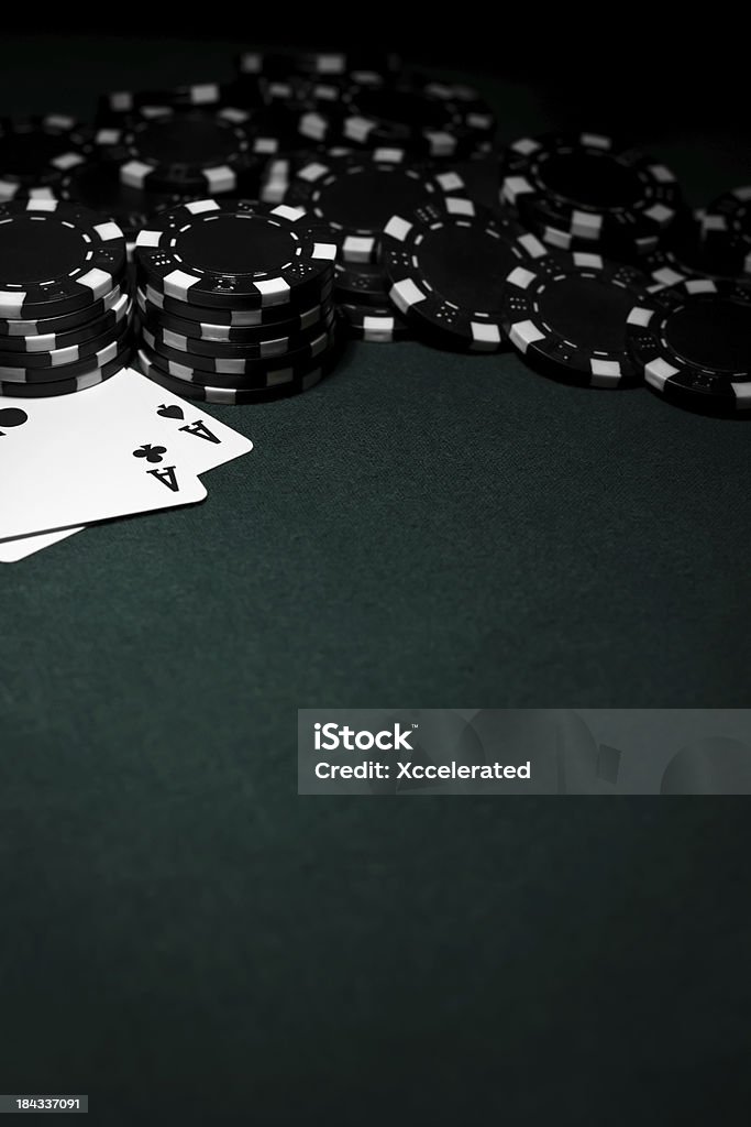 Tasca con nero chip di Poker Aces - Foto stock royalty-free di Poker