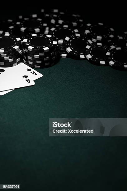 Tasca Con Nero Chip Di Poker Aces - Fotografie stock e altre immagini di Poker - Poker, Fiche, Mano di carte