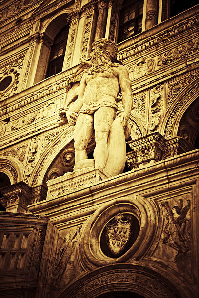 estatua de neptuno en palacio ducal - doges palace palazzo ducale staircase steps fotografías e imágenes de stock