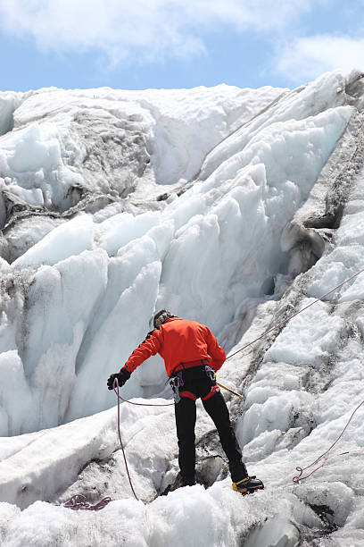 mountaineer su un ghiacciaio - crevasse foto e immagini stock