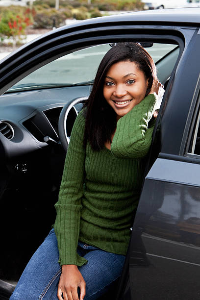 chica adolescente afroamericana sentada en automóvil - sc0462 fotografías e imágenes de stock