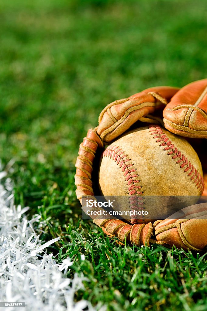 Vecchio Baseball in un guanto da indossare lungo fallo linea - Foto stock royalty-free di Ambientazione esterna