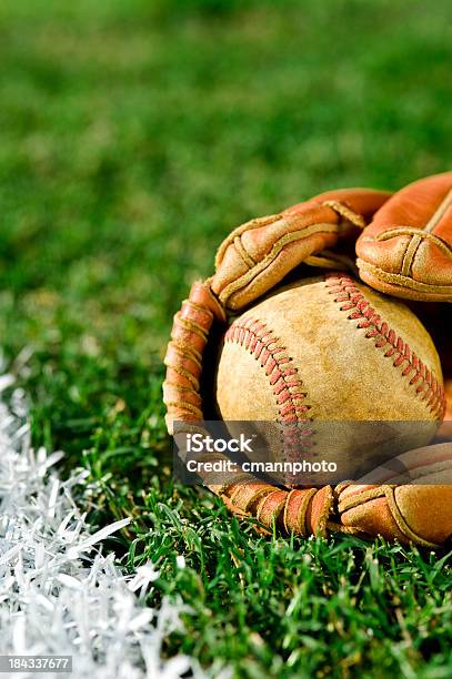 Vecchio Baseball In Un Guanto Da Indossare Lungo Fallo Linea - Fotografie stock e altre immagini di Ambientazione esterna