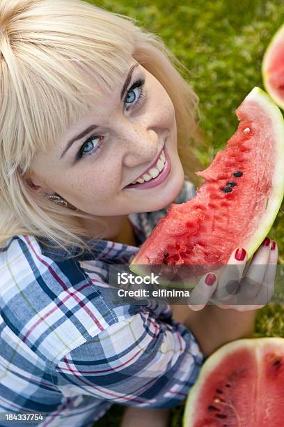 Joven Mujer Comiendo Sandía Foto de stock y más banco de imágenes de 16-17 años - 16-17 años, Adolescente, Adulto