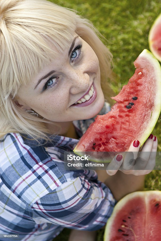 Молодая женщина ест Арбуз - Стоковые фото 16-17 лет роялти-фри