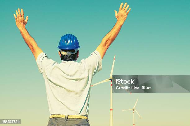 Inżynier Świętowanie Sukcesu W Wiatr Turbina Farm - zdjęcia stockowe i więcej obrazów Aktywni seniorzy - Aktywni seniorzy, Biznes, Biznesmen