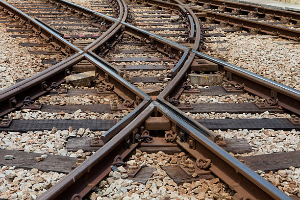 ferrovia de corrida - railroad track uncertainty freight transportation choice - fotografias e filmes do acervo