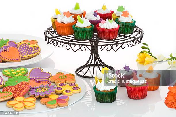 Słodkie I Kolorowe Cupcakes - zdjęcia stockowe i więcej obrazów Białe tło - Białe tło, Ciastko bankietowe, Cupcake