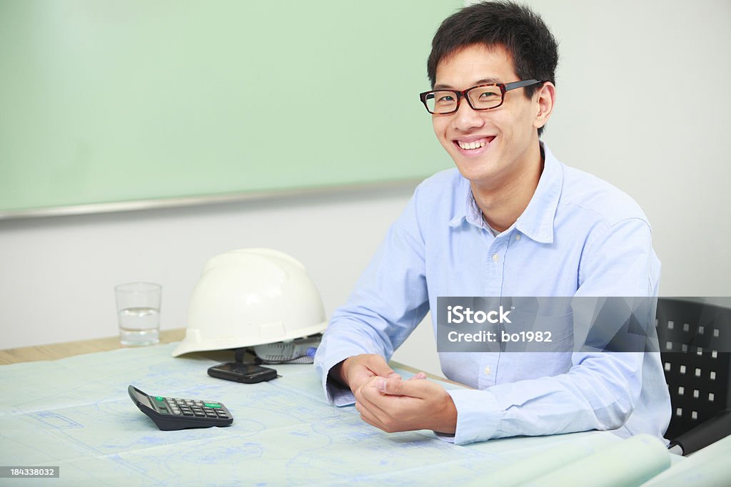 Photo d'un jeune ingénieur asiatique dans le bureau - Photo de 20-24 ans libre de droits