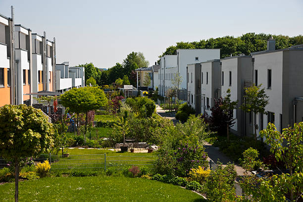 linha de novo townhouses - construction apartment house in a row imagens e fotografias de stock