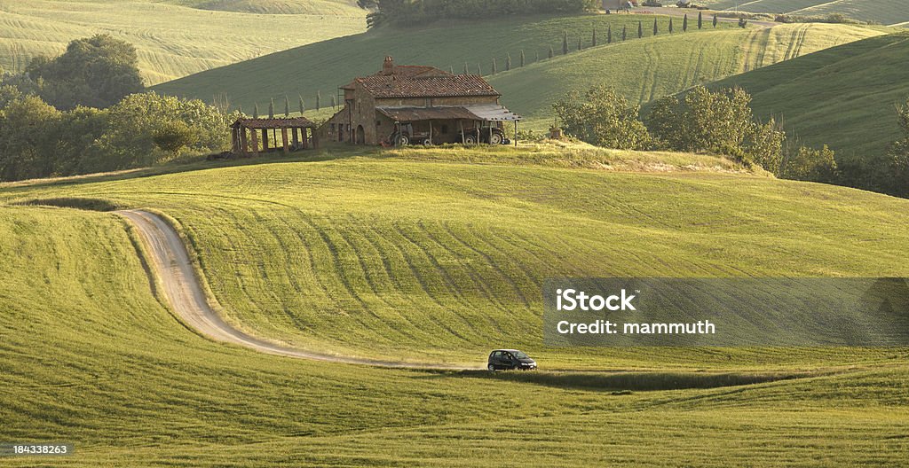 Путь между холмах Тоскана - Стоковые фото Автомобиль роялти-фри