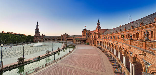 plaza de españa панорама из севильи в сумерки - sevilla plaza de espana seville spain стоковые фото и изображения