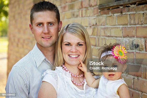 Junge Familie Stockfoto und mehr Bilder von Familie - Familie, Attraktive Frau, Baby