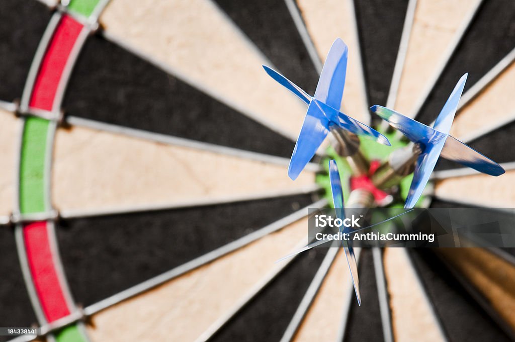 Dart placa con tres de dardos en Nivel circular ojo de buey en el centro - Foto de stock de Actuación - Representación libre de derechos