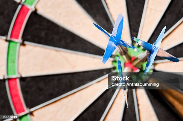 Dart Placa Con Tres De Dardos En Nivel Circular Ojo De Buey En El Centro Foto de stock y más banco de imágenes de Actuación - Representación