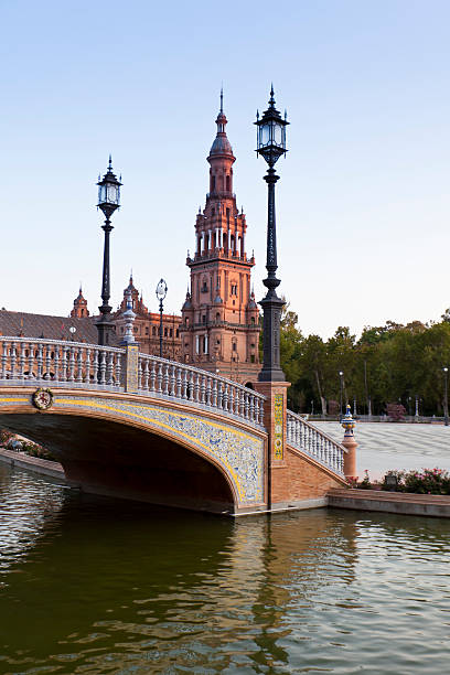 plaza de españa en sevilla - plaza de espana seville victorian architecture architectural styles fotografías e imágenes de stock