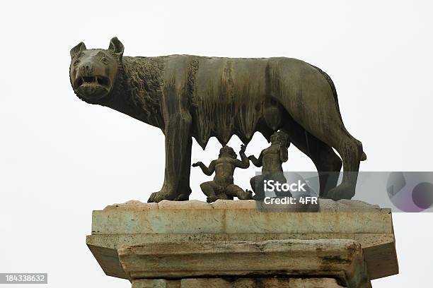 Capitoline Lobo Con Romolus Y Remus Roma Xxxl Foto de stock y más banco de imágenes de Arte - Arte, Etrusco, Lobo