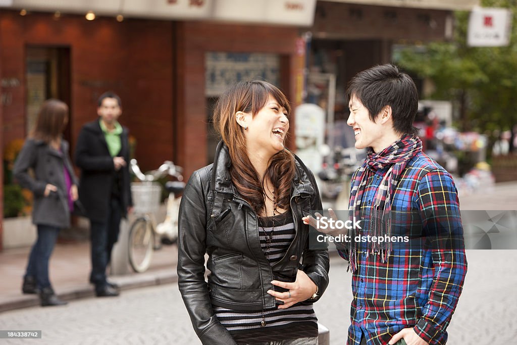 Jovem casal asiático rindo na rua - Foto de stock de Casal royalty-free
