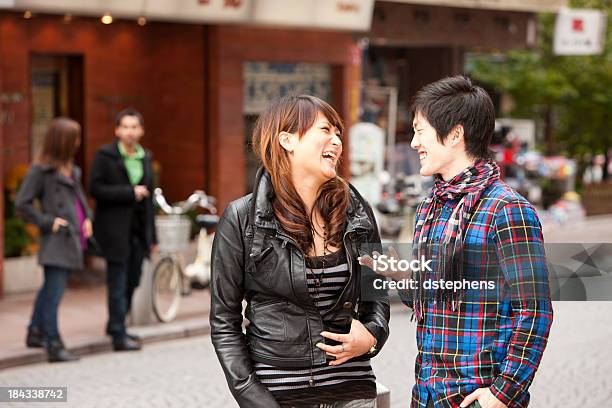 Foto de Jovem Casal Asiático Rindo Na Rua e mais fotos de stock de Casal - Casal, Coreano, Falar