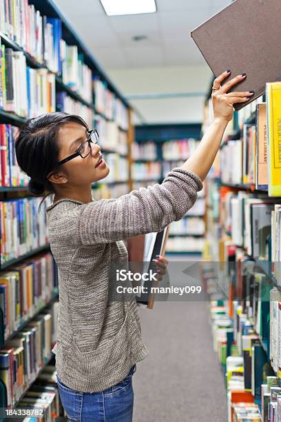 Piękna Młodych Kobiet Student Patrząc Na Książki W Bibliotece - zdjęcia stockowe i więcej obrazów Biblioteka