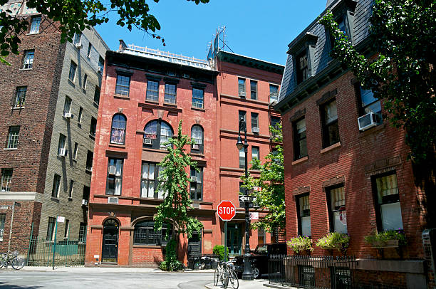 nyc cruzamentos-comércio e barrow street, greenwich village - one way stop stop sign street - fotografias e filmes do acervo