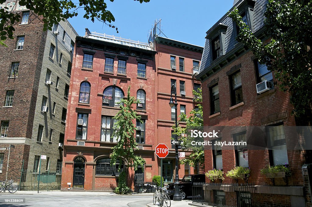 NYC перекрестков коммерция и холм улицы, Гринвич-Виллидж - Стоковые фото Нью-Йорк роялти-фри