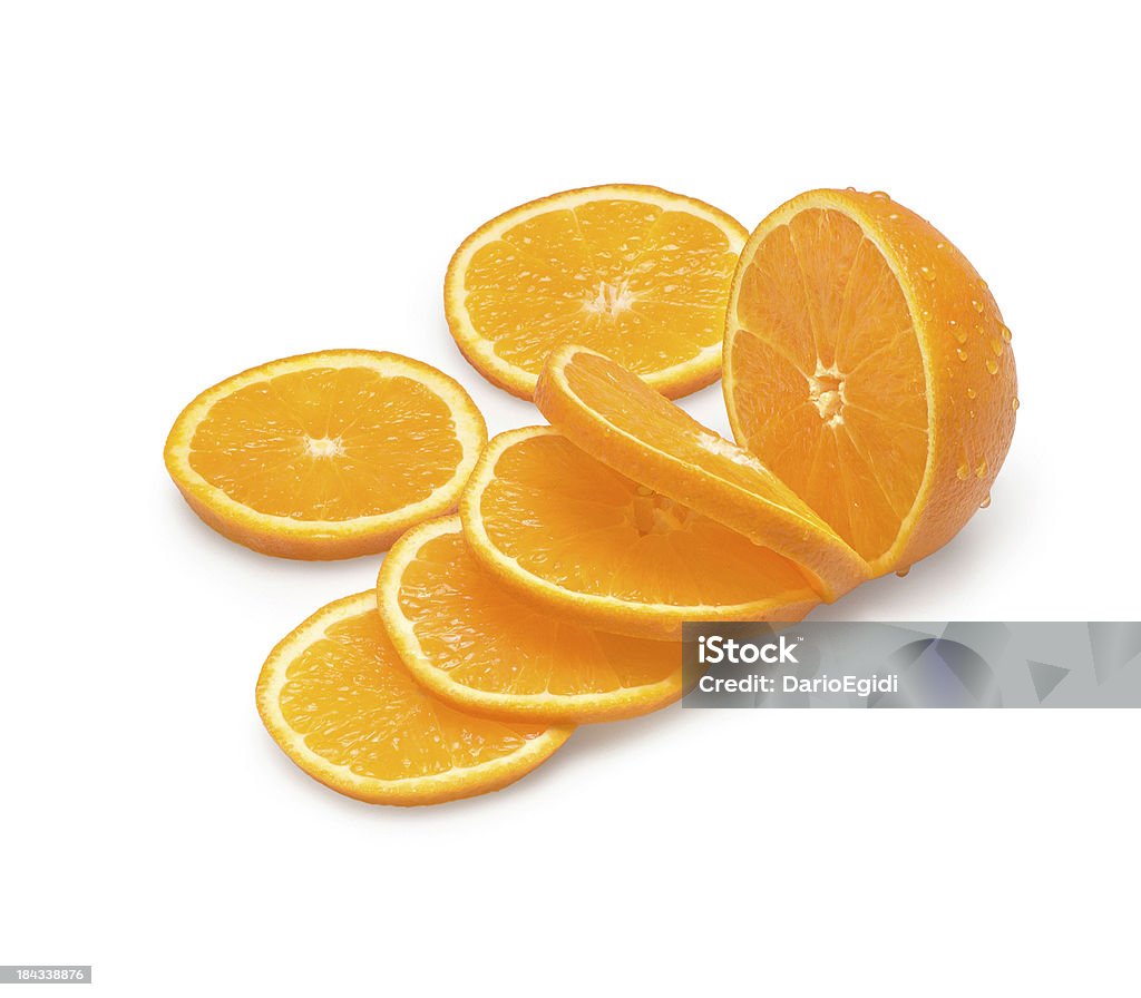 Fette di arancia e mezza arancione su sfondo bianco - Foto stock royalty-free di Arancia