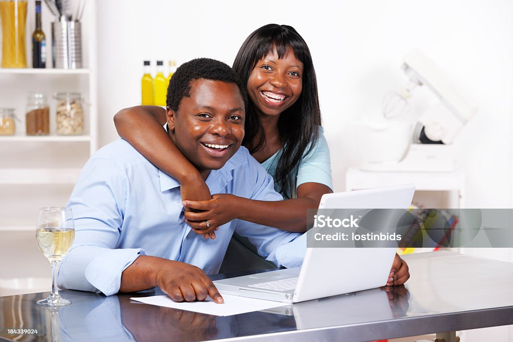 Afroamerikanischen Paar glücklich über Ersparnisse/Abrechnung - Lizenzfrei Afro-amerikanischer Herkunft Stock-Foto