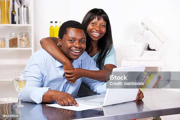 Afroamericana Pareja Feliz Sobre Descuentosdeclaración Foto de stock y más banco de imágenes de Africano-americano