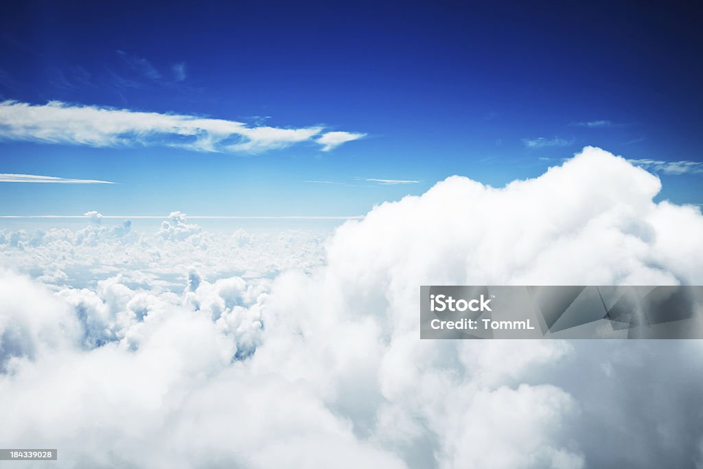 - dessus des nuages - Photo de Altocumulus libre de droits